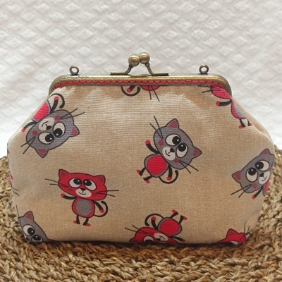 Carteira bege com gatinhos vermelhos e cinzentos e fecho metálico dourado