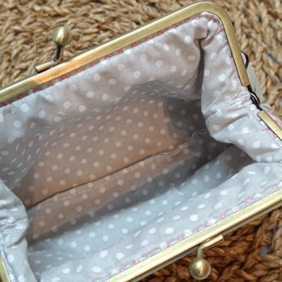 Carteira pequena com interior em tecido cinza e bolinhas brancas