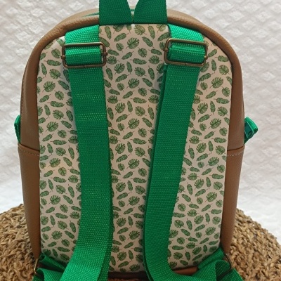 Mochila pequena com padrão de folhas verdes e alças verdes
