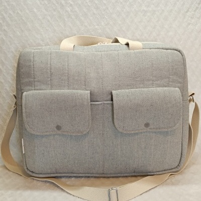 Bolsa cinzenta de tecido com dois bolsos frontais e alça bege