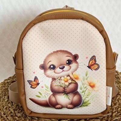 Mochila pequena bege com estampa de lontra e flores