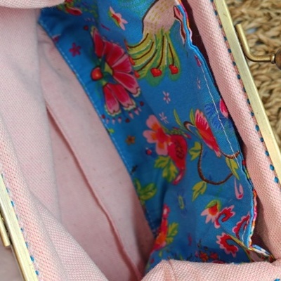 Carteira rosa com fecho metálico e interior floral azul colorido