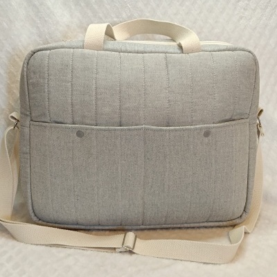 Mala cinzenta acolchoada com alças bege e bolsos exteriores