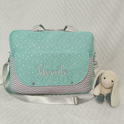 Mala verde água com padrão de estrelas e nome Vicente com peluche coelho creme