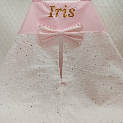 Vestido rosa claro com laço e nome bordado Iris