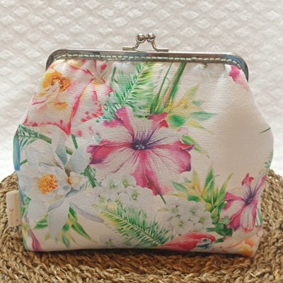 Carteira de tecido com padrão floral e fecho metálico prateado
