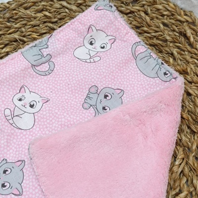 Manta dupla face rosa com padrão de gatinhos cinzentos e brancos