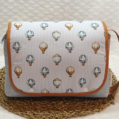 Bolsa ou nécessaire com padrão de balões de ar quente sobre fundo riscado