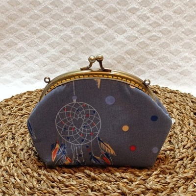 Carteira pequena de tecido cinzento com padrão de filtro dos sonhos