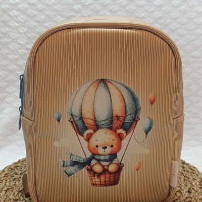 Mochila infantil castanha com urso num balão de ar quente colorido