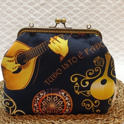 Bolsa estampada com guitarra portuguesa e texto TUDO ISTO É FADO