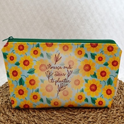 Estojo florido amarelo com texto em português