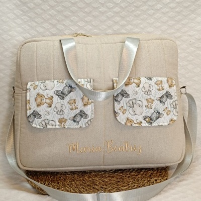 Bolsa creme bordada com nome e bolsos estampados com animais