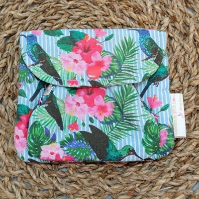 Bolsa pequena floral com pássaros e fecho rosa