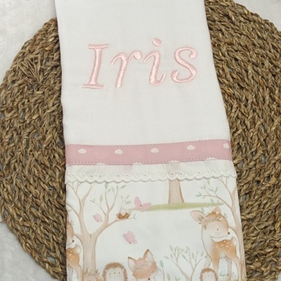 Toalha branca com bordado Iris em rosa claro e estampa de animais da floresta