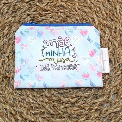 Carteira de tecido com padrão de corações e texto inspirador