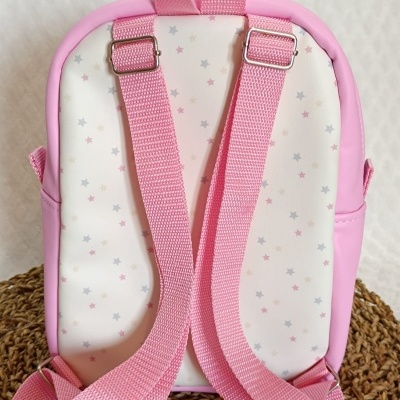 Mochila rosa com estrelas coloridas e alças ajustáveis