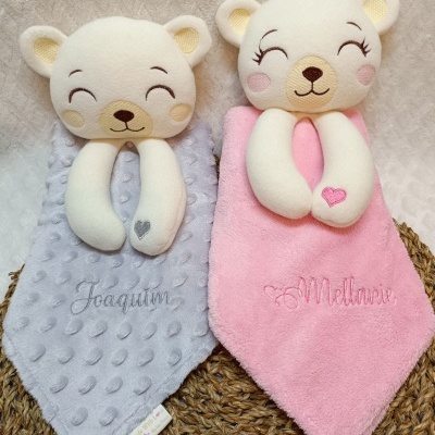 Duas mantinhas de bebé cinzenta e rosa com pelúcia em forma de cabeça de urso e nomes bordados