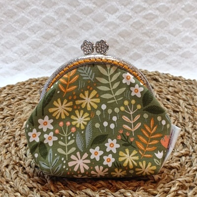 Carteira small tecido com padrão floral e fecho metálico flower