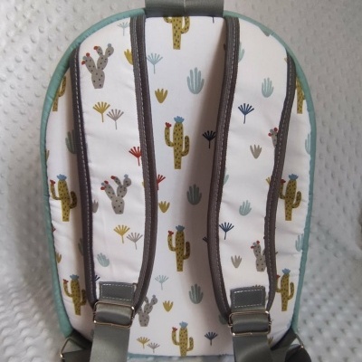 Mochila pequena com padrão de cactos e alças cinzentas