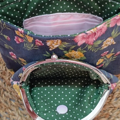 Carteira em tecido floral com interior verde às bolinhas e fecho metálico