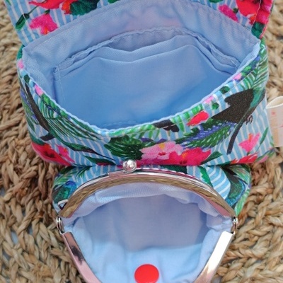 Carteira azul claro com padrão floral colorido e fecho metálico