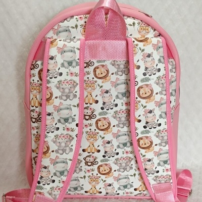 Mochila infantil rosa com padrão de animais cartoon em fundo branco