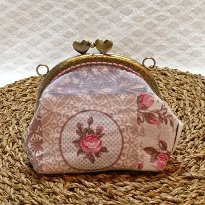 Carteira pequena floral com fecho metálico dourado em forma de corações