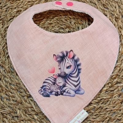 Babete cor-de-rosa com ilustração de zebras e botão de pressão