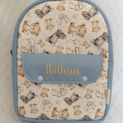 Mochila azul com padrão animal e nome Matheus bordado