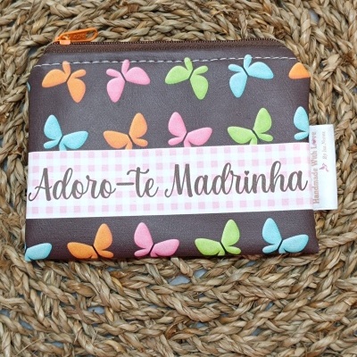 Carteira castanha com borboletas coloridas e etiqueta com texto para madrinha