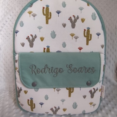 Mochila com padrão de cactos e nome personalizado