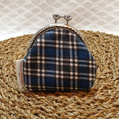 Carteira pequena de tecido xadrez azul, branco e preto com fecho metálico prateado