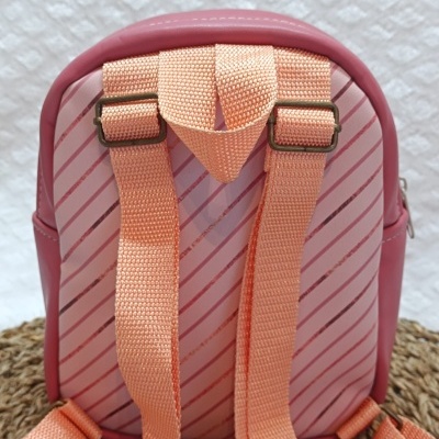 Mochila pequena rosa com alças cor-de-laranja e design riscado