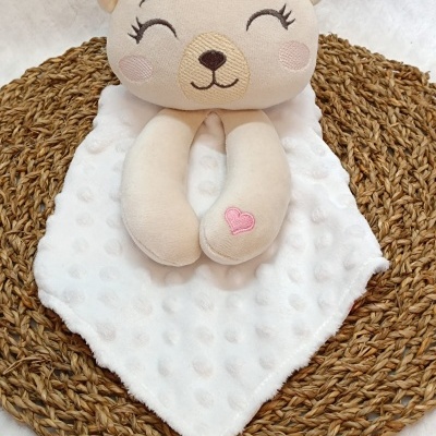 Brinquedo ursinho bege com manta branca e tapete de fibra natural