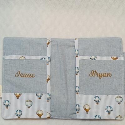 Organizador tecido azul com balões e nomes Isaac e Bryan bordados