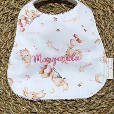 Babete branco com padrão colorido e nome bordado