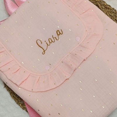 mochila rosa clara com padrões dourados e nome Liara bordado