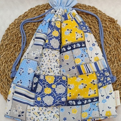 Saco patchwork azul, amarelo e cinza com cordão azul