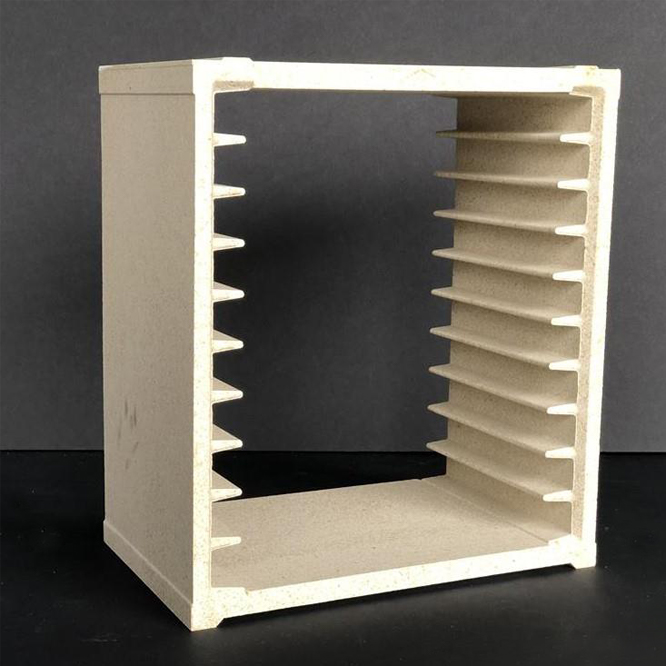 Gazete Simples para Azulejo 20x20cm S-265/10-150mm Estrutura quadrada bege com prateleiras internas estreitas sobre superfície preta