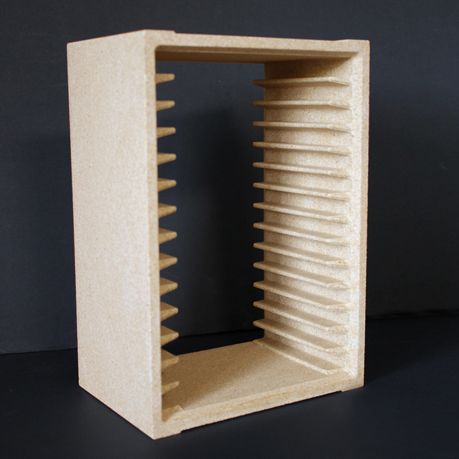 Gazete Simples para Azulejo 15x15 S-258/14-120mm Caixa retangular castanha clara com ranhuras horizontais internas, em fundo preto