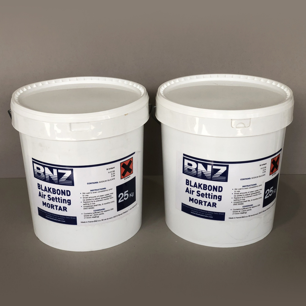 Cimento Cola Refratário 1650°C BNZ BLAKBOND Dois baldes brancos com etiqueta BLAKBOND Air Setting MORTAR e RNZ, 25 kg cada, símbolo de perigo