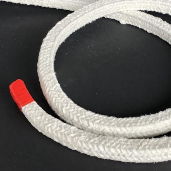 Corda branca trançada com ponta vermelha sobre fundo preto