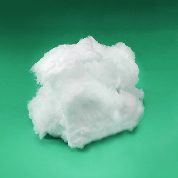Fibra biosolúvel solta AES 1200°C Unifrax Insulfrax Algodão branco solto sobre fundo verde