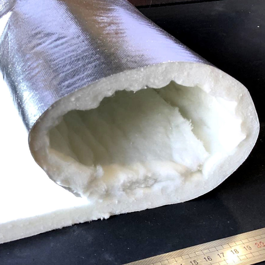 Fibra Biosolúvel em Manta AES 1200°C com folha alumínio Rolo de isolamento com camada prateada e espuma branca ao lado de régua