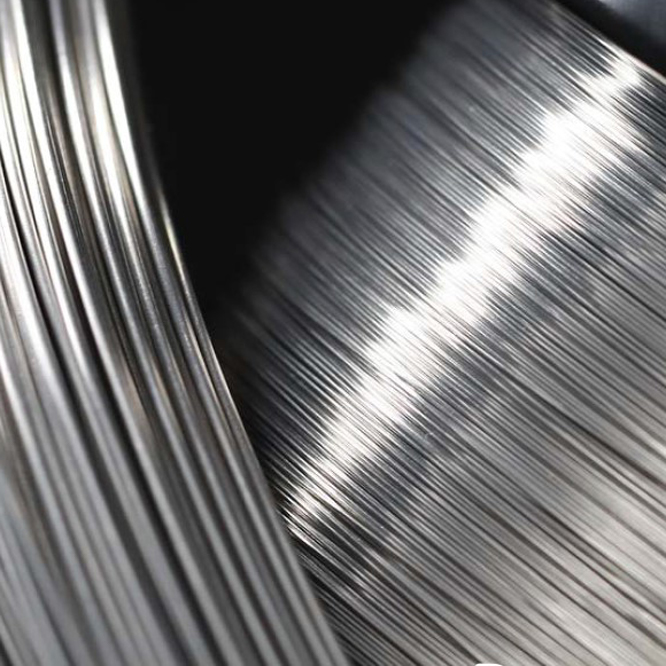 Fio de Resistência RESISTOHM 145 Fios metálicos prateados enrolados com brilho