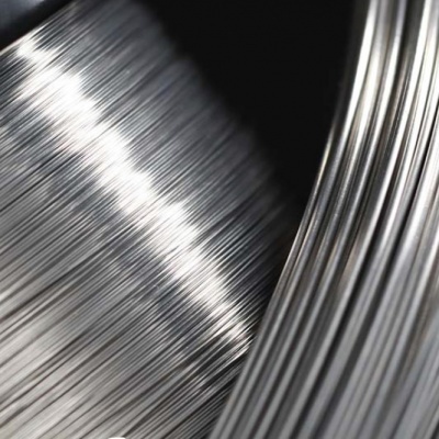 Bobina de arame metálico prateado brilhante