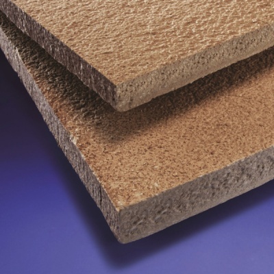 Placas castanhas texturizadas empilhadas com fundo azul