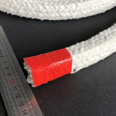 Cordão trançado branco com fita vermelha e régua metálica