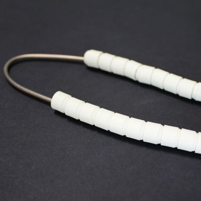 Corda para saltar com cabo revestido branco em fundo preto.